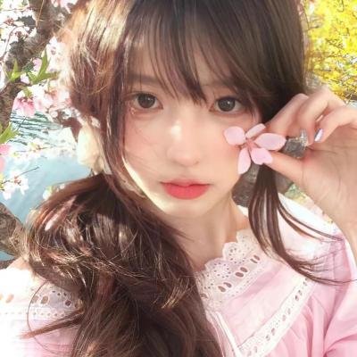 她在这里
